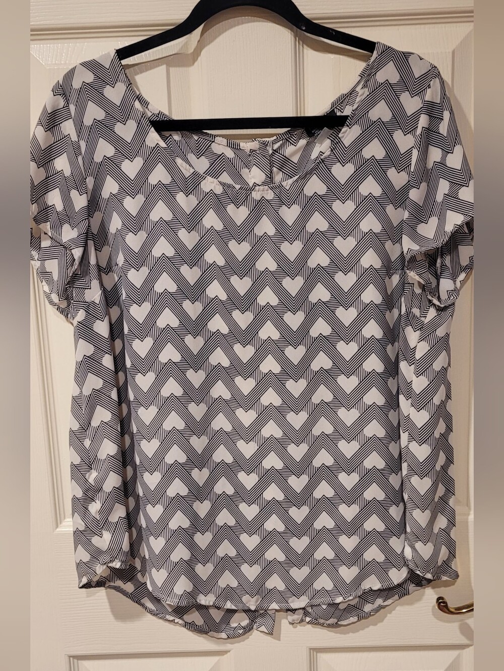 torrid Size 0 Black and White Zigzag Heart Short Sleeve Blouse